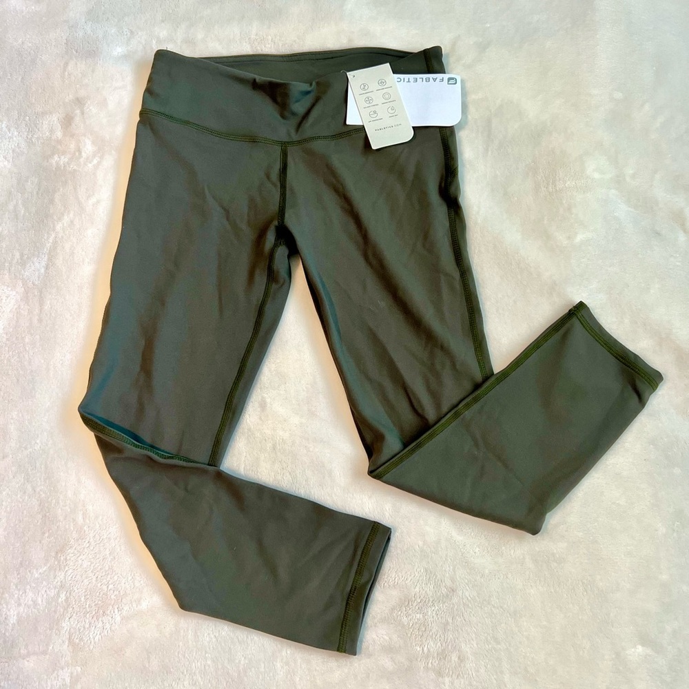 🪴NWT Fabletics Cropped Leggings in Army Green